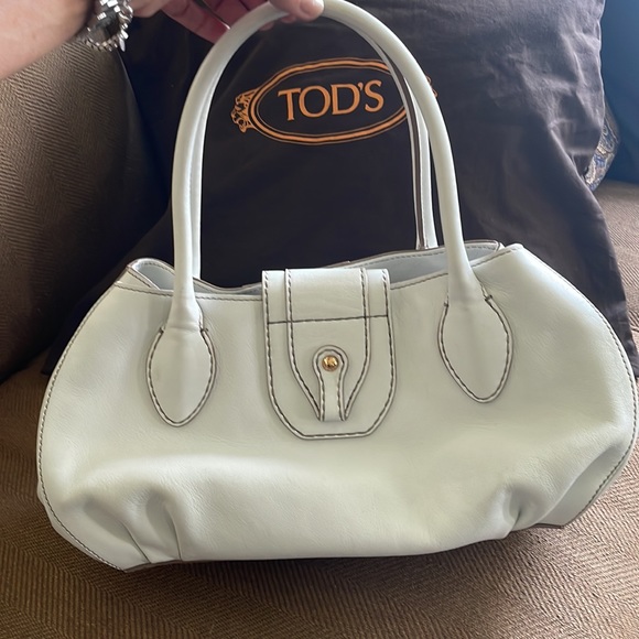A like new Tod’s shoulder bag. 3 generous areas inside - Picture 3 of 5